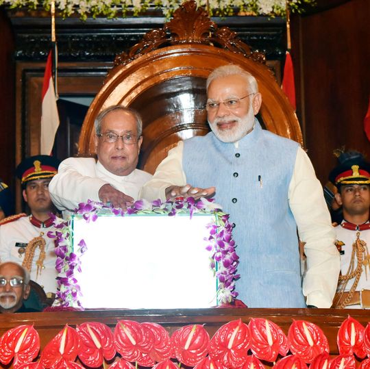 在议会中央大厅印度总统普拉纳布·穆克吉 (Pranab Mukherjee) 和印度总理纳伦德拉·莫迪(Narendra Modi) 隆重推出消费税。 在议会中央大厅印度总统普拉纳布·穆克吉 (Pranab Mukherjee) 和印度总理纳伦德拉·莫迪(Narendra Modi) 隆重推出消费税。