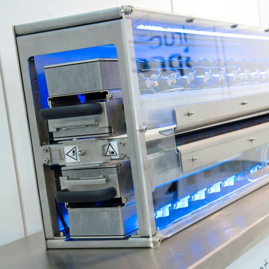 Das Beölungssystem Spray Xact C mit 40 Düsen und mehr hat Technotrans für das Beölen an Umformpressen oder Feinschneidanlagen auf den Markt gebracht. Das Beölungssystem Spray Xact C mit 40 Düsen und mehr hat Technotrans für das Beölen an Umformpressen oder Feinschneidanlagen auf den Markt gebracht.