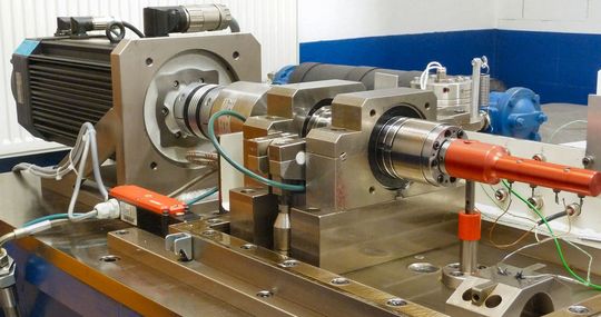 Reibungsprüfstand zur Messung echter Lager: Wie viele andere Prüfstände bei Federal-Mogul Powertrain wurde auch dieser vom Unternehmen selbst entwickelt. Reibungsprüfstand zur Messung echter Lager: Wie viele andere Prüfstände bei Federal-Mogul Powertrain wurde auch dieser vom Unternehmen selbst entwickelt.