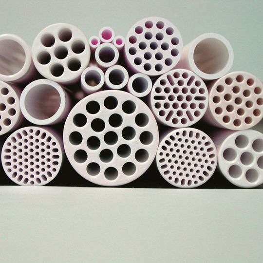 Verschiedene Keramik-Membranen des Fraunhofer-Instituts für Keramische Technologien und Systeme. Verschiedene Keramik-Membranen des Fraunhofer-Instituts für Keramische Technologien und Systeme.
