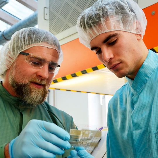 Labormeister Gerhard Sattelberger und Maximilian Wurzer (v. links) prüfen die Qualität der Elektrolumineszenz-Displays, die sie hergestellt haben. Labormeister Gerhard Sattelberger und Maximilian Wurzer (v. links) prüfen die Qualität der Elektrolumineszenz-Displays, die sie hergestellt haben.