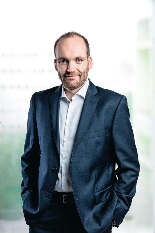 Simon Ryser übernimmt den Verantwortungsbereiche als General Manager von Dr. Matthias Bölke, der in den neu gegründeten Vorstand der DACH (Deutschland, Austria, Schweiz) aufrückt Simon Ryser übernimmt den Verantwortungsbereiche als General Manager von Dr. Matthias Bölke, der in den neu gegründeten Vorstand der DACH (Deutschland, Austria, Schweiz) aufrückt