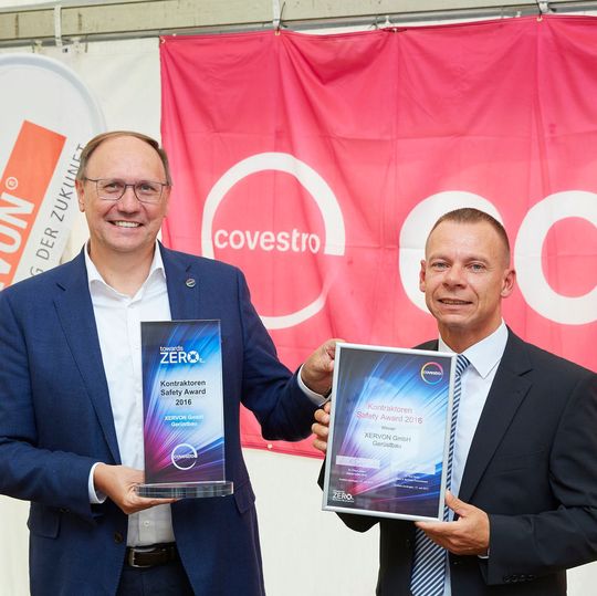 Klaus Jaeger, NRW Standortleiter von Covestro (links), übergibt den Pokal an Klaus Thiele, Geschäftsführer von Xervon. Klaus Jaeger, NRW Standortleiter von Covestro (links), übergibt den Pokal an Klaus Thiele, Geschäftsführer von Xervon.
