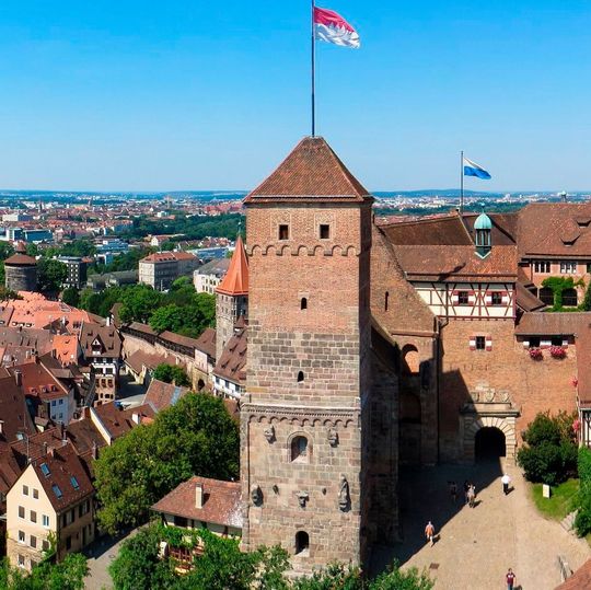 Nürnberg stellt auf energiesparende LED-Straßenbeleuchtung um. Jedes Jahr spart die Stadt damit knapp 800.000 kWh ein. Nürnberg stellt auf energiesparende LED-Straßenbeleuchtung um. Jedes Jahr spart die Stadt damit knapp 800.000 kWh ein.