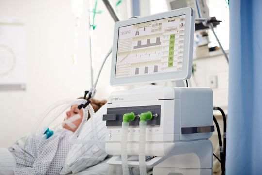 Beatmungsgerät: Ein komplexes medizinisches Produkt wie das
„elisa 800“ besteht aus Komponenten wie COM-Module, Display oder ein kundenspezifisches Board. Beatmungsgerät: Ein komplexes medizinisches Produkt wie das
„elisa 800“ besteht aus Komponenten wie COM-Module, Display oder ein kundenspezifisches Board.