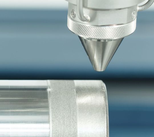 Ein neuartiges, extremes Hochgeschwindigkeits-Laserauftragschweißen – kurz EHLA – ermöglichen nach Angaben von Trumpf nun die hauseigenen Lasersysteme. Pro Minute könnten über 250 cm² Oberfläche beschichtet werden. Ein neuartiges, extremes Hochgeschwindigkeits-Laserauftragschweißen – kurz EHLA – ermöglichen nach Angaben von Trumpf nun die hauseigenen Lasersysteme. Pro Minute könnten über 250 cm² Oberfläche beschichtet werden.