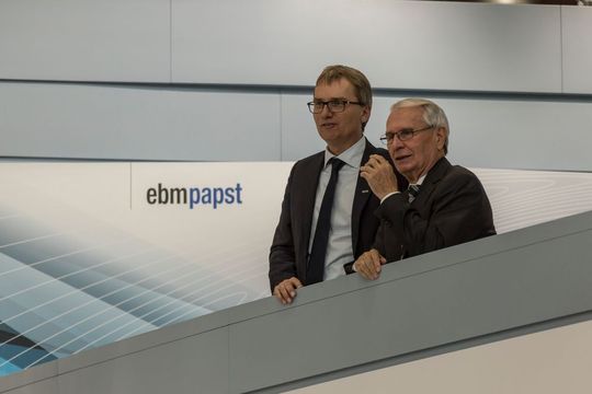 Generationswechsel: Bei ebm-papst übergibt Gerhard Sturm sein Mandat im Unternehmensbeirat an seinen Sohn Ralf. Generationswechsel: Bei ebm-papst übergibt Gerhard Sturm sein Mandat im Unternehmensbeirat an seinen Sohn Ralf.