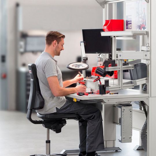 Die AGR-zertifizierte Industriestuhlserie Tec Profile bietet dank verschiedener Modellvarianten für jeden Einsatz in der Produktion die passende Sitzlösung. Die AGR-zertifizierte Industriestuhlserie Tec Profile bietet dank verschiedener Modellvarianten für jeden Einsatz in der Produktion die passende Sitzlösung.