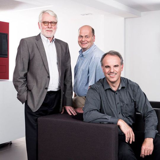 Unternehmensgründer Wilhelm Stemmer (links) mit den beiden neuen Geschäftsführern Christof Zollitsch und Martin Kersting (Mitte). Unternehmensgründer Wilhelm Stemmer (links) mit den beiden neuen Geschäftsführern Christof Zollitsch und Martin Kersting (Mitte).