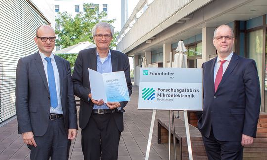 Forschungsfabrik Mikroelektronik Deutschland: Reinhold Friedrich vom Bundesministerium für Bildung und Forschung (BMBF) mit den kommissarischen Institutsleitern Prof. Joachim Wagner und Dr. Martin Walther bei der Übergabe der Förderurkunde (v.l.n.r.) Forschungsfabrik Mikroelektronik Deutschland: Reinhold Friedrich vom Bundesministerium für Bildung und Forschung (BMBF) mit den kommissarischen Institutsleitern Prof. Joachim Wagner und Dr. Martin Walther bei der Übergabe der Förderurkunde (v.l.n.r.)