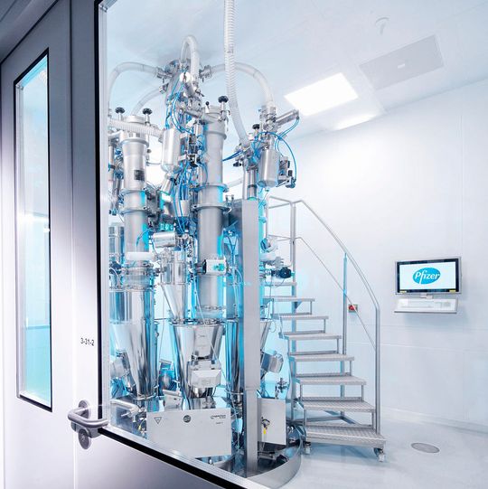 Die Coperion K-Tron Dosieranlage für das Pfizer-Werk in Freiburg integriert fünf Dosierer auf engstem Raum als Teil der kontinuierlichen Fertigung. Die Coperion K-Tron Dosieranlage für das Pfizer-Werk in Freiburg integriert fünf Dosierer auf engstem Raum als Teil der kontinuierlichen Fertigung.