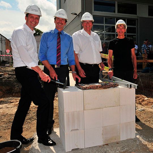 Der erste Stein ist gelegt: (v.li.) Joachim Kuhn (Kfz-Gewerbe Hessen), Thomas Holler und Claus Kapelke (beide Kfz-Innung Frankfurt-Main-Taunus) sowie Architekt Ralf Lambert.