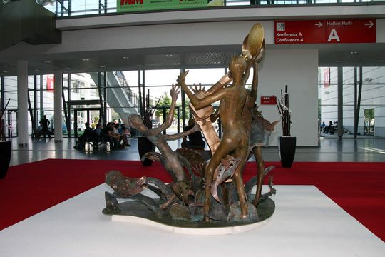 Die Skulptur der Künstlerin Diane von Württemberg im Eingangsbereich der Automatica 2008 wurde für Fanuc Robotics erstellt und im Miniaturformat als Technologie Award vergeben. Bilder: Strutzke Die Skulptur der Künstlerin Diane von Württemberg im Eingangsbereich der Automatica 2008 wurde für Fanuc Robotics erstellt und im Miniaturformat als Technologie Award vergeben. Bilder: Strutzke