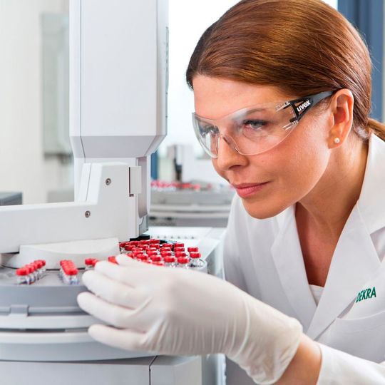Dekra unterstützt Unternehmen seit über zehn Jahren bei der Umsetzung der RoHS-Richtlinie durch Beratung und Laboranalytik. Dekra unterstützt Unternehmen seit über zehn Jahren bei der Umsetzung der RoHS-Richtlinie durch Beratung und Laboranalytik.