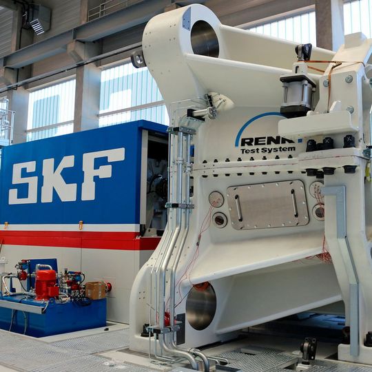 Montage Belastungseinheit DDTR, dem kleineren der beiden Teststände. Er belastet die zu prüfenden Wälzlager mit bis zu 7 MN. Montage Belastungseinheit DDTR, dem kleineren der beiden Teststände. Er belastet die zu prüfenden Wälzlager mit bis zu 7 MN.