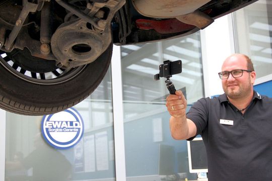 Die Serviceberater drehen in der Direktannahme maximal zweiminütige Videos, die sie dann an die Schlüsselwerfer senden.