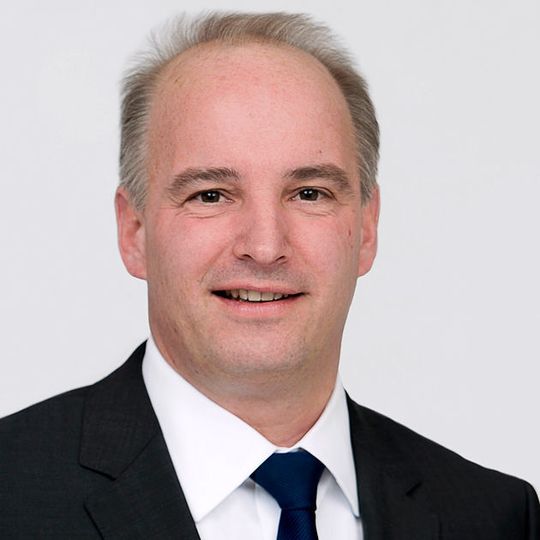 Dr. Jörg Schernikau ist neuer Geschäftsführer der Bereiche Climate Control Systems und Automotive Controls bei Eberspächer. Dr. Jörg Schernikau ist neuer Geschäftsführer der Bereiche Climate Control Systems und Automotive Controls bei Eberspächer.