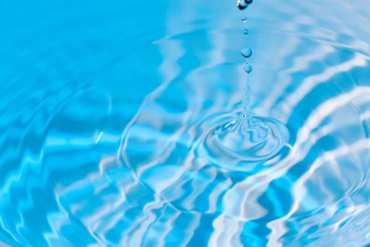 Der Autor des Artikels, Michael Jores, bezeichnet OeoneStack als „Betrieibssystem für die Cloud“, das Admins Pools von Rechner-, Speicher- und Netzwerk-Kapazitäten im Rechenzentrum kontrollieren und verwalten lässt.