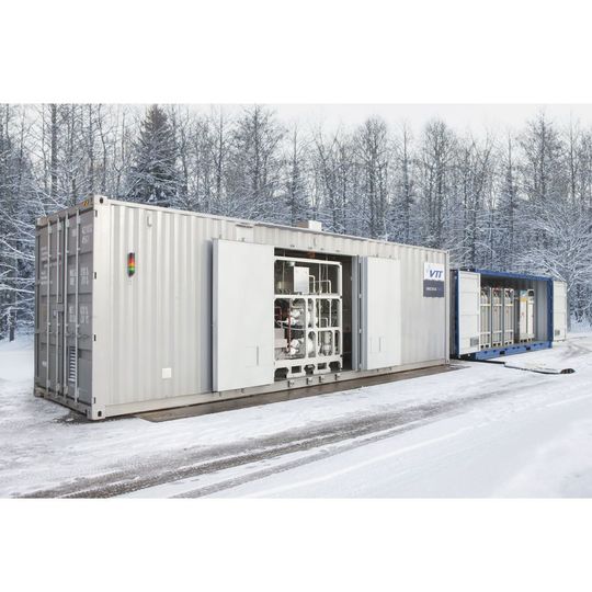 Die kompakte Pilotanlage im Soletair Projekt ist für die dezentrale Produktion konzipiert, passt in einen Schiffcontainer und lässt sich modular erweitern. Die kompakte Pilotanlage im Soletair Projekt ist für die dezentrale Produktion konzipiert, passt in einen Schiffcontainer und lässt sich modular erweitern.