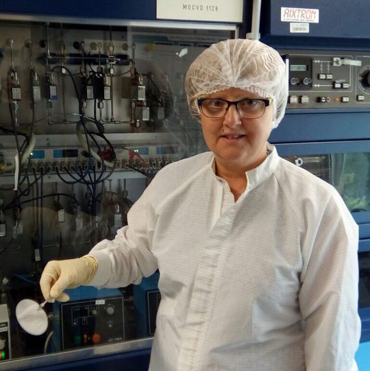 Dr. Hilde Hardtdegen im Materialherstellungslabor mit einem metallischen Substrat Dr. Hilde Hardtdegen im Materialherstellungslabor mit einem metallischen Substrat