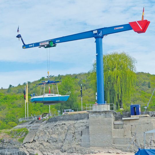 Der neue Vetter-Bootskran in Aktion. Im Vergleich zum alten Objekt ist er dem Hersteller zufolge deutlich leistungsfähiger und zeitgemäßer. Der neue Vetter-Bootskran in Aktion. Im Vergleich zum alten Objekt ist er dem Hersteller zufolge deutlich leistungsfähiger und zeitgemäßer.