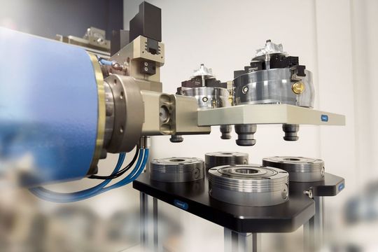 Flexible Fertigung: Mit der Schunk Vero-S-NSR-Roboterkupplung sollen sich Spannpaletten prozesssicher handhaben lassen. Auf dem Maschinentisch verspricht das Nullpunktspannsystem einen sicheren Halt bei maximaler Wiederholgenauigkeit. Flexible Fertigung: Mit der Schunk Vero-S-NSR-Roboterkupplung sollen sich Spannpaletten prozesssicher handhaben lassen. Auf dem Maschinentisch verspricht das Nullpunktspannsystem einen sicheren Halt bei maximaler Wiederholgenauigkeit.