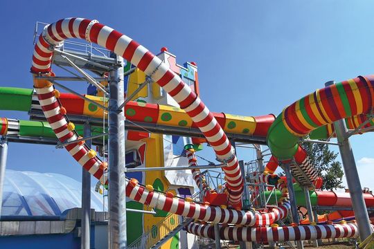 Mit zu den beliebtesten Attraktionen der Freizeitanlagen von Aquarena gehört die Turbo-Rocket, eine Hochgeschwindigkeitsrutsche für den maximalen Nervenkitzel, in der die Gäste Geschwindigkeiten bis 50 km/h erreichen. Mit zu den beliebtesten Attraktionen der Freizeitanlagen von Aquarena gehört die Turbo-Rocket, eine Hochgeschwindigkeitsrutsche für den maximalen Nervenkitzel, in der die Gäste Geschwindigkeiten bis 50 km/h erreichen.