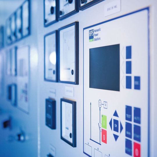 HPS ist weltweit als Spezialist für die Energietechnik bekannt und installiert in den Schaltschränken auch Steuerungen und Bedientableaus aus eigener Fertigung. HPS ist weltweit als Spezialist für die Energietechnik bekannt und installiert in den Schaltschränken auch Steuerungen und Bedientableaus aus eigener Fertigung.
