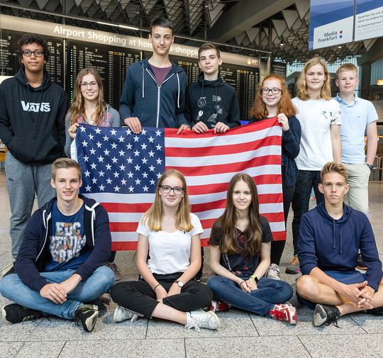 Stipendiaten der Bayer-Stiftung vor der Abreise nach Denver, v.l.n.r.: David Grashaw, Laura Wortmann, Johannes Kohlhaas, Peer von Grünberg, Lea Wolter, Marie König, Konrad Nickeld, Tim Boysen, Zoe Heite, Kathrin Schuster, Julian Obst. Stipendiaten der Bayer-Stiftung vor der Abreise nach Denver, v.l.n.r.: David Grashaw, Laura Wortmann, Johannes Kohlhaas, Peer von Grünberg, Lea Wolter, Marie König, Konrad Nickeld, Tim Boysen, Zoe Heite, Kathrin Schuster, Julian Obst.