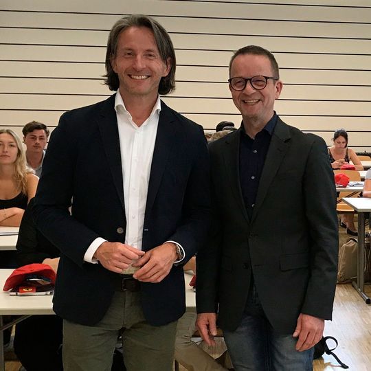 Thomas Hanswillemenke von der Santander Consumer Bank (li.) und Prof. Dr. Stefan Reindl freuen sich über die Kooperationsvereinbarung zwischen der Hochschule und dem Finanzdienstleister.