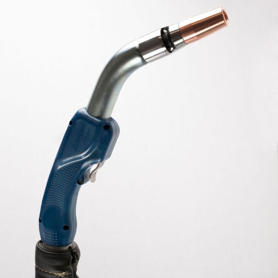 Engmar präsentiert einen neuen Absaugbrenner, dessen ergonomische Griffschale in enger Zusammenarbeit mit Schweißern entwickelt wurde. Engmar präsentiert einen neuen Absaugbrenner, dessen ergonomische Griffschale in enger Zusammenarbeit mit Schweißern entwickelt wurde.