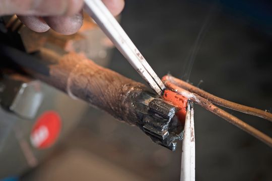 Bei rund 700 Grad werden neue Hartmetall-Platten auf das Reibwerkzeug aufgelötet. Bei rund 700 Grad werden neue Hartmetall-Platten auf das Reibwerkzeug aufgelötet.