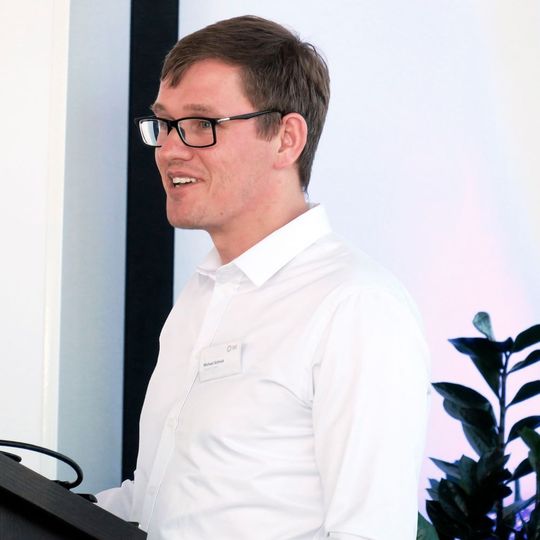 In seiner Keynote führte Dr. Michael Schnick in die Zielsetzung des Verbands ein: Nämlich Systeme verschiedener Hersteller auf Grundlage eines gemeinsamen Standards zu vernetzen und damit im Ergebnis zu erreichen, dass diese perspektivisch interoperabel und auch sicher miteinander arbeiten können. In seiner Keynote führte Dr. Michael Schnick in die Zielsetzung des Verbands ein: Nämlich Systeme verschiedener Hersteller auf Grundlage eines gemeinsamen Standards zu vernetzen und damit im Ergebnis zu erreichen, dass diese perspektivisch interoperabel und auch sicher miteinander arbeiten können.
