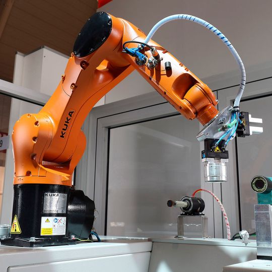 KUKA ready2_grip reduces the integration effort of handling robots. KUKA ready2_grip reduces the integration effort of handling robots.