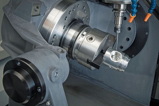 Beispiel 5-Achs-Simultanfräsen: Das Bauteil wird nach der spanenden Bearbeitung komplett auf der Maschine 5-achsig simultan entgratet. Kurz: ein fertigungstechnisches Meisterwerk. Beispiel 5-Achs-Simultanfräsen: Das Bauteil wird nach der spanenden Bearbeitung komplett auf der Maschine 5-achsig simultan entgratet. Kurz: ein fertigungstechnisches Meisterwerk.