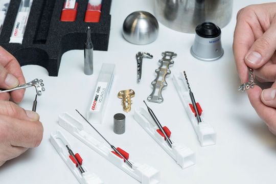 Typische Bauteile aus der Medizintechnik. Erst kürzlich konnte Mikron Tool SA Agno dank der hervorragenden Schnittleistungen die Fertigungszeit eines Implantats von 2 Stunden auf unter eine Stunde reduzieren. Typische Bauteile aus der Medizintechnik. Erst kürzlich konnte Mikron Tool SA Agno dank der hervorragenden Schnittleistungen die Fertigungszeit eines Implantats von 2 Stunden auf unter eine Stunde reduzieren.