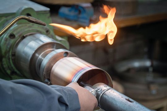 Mittels Metalldrückverfahren können rotationssymmetrische Werkstücke gefertigt werden. Die rotationssymmetrischen Blechumformteile bei Heggli & Gubler können bis 1600 mm Durchmesser gross sein. Mittels Metalldrückverfahren können rotationssymmetrische Werkstücke gefertigt werden. Die rotationssymmetrischen Blechumformteile bei Heggli & Gubler können bis 1600 mm Durchmesser gross sein.