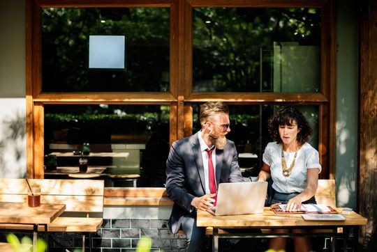 Die Studie „Beruf und Karriere 2017“ zeigt: Deutschen ist ihr Arbeitsumfeld wichtiger als eine hohe Bezahlung. Die Studie „Beruf und Karriere 2017“ zeigt: Deutschen ist ihr Arbeitsumfeld wichtiger als eine hohe Bezahlung.