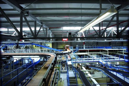 Im neuen Umschlagzentrum der Hermes-Logistik-Gruppe werden bis zu 22000 Warensendungen in der Stunde verarbeitet. Bild: Beumer Im neuen Umschlagzentrum der Hermes-Logistik-Gruppe werden bis zu 22000 Warensendungen in der Stunde verarbeitet. Bild: Beumer