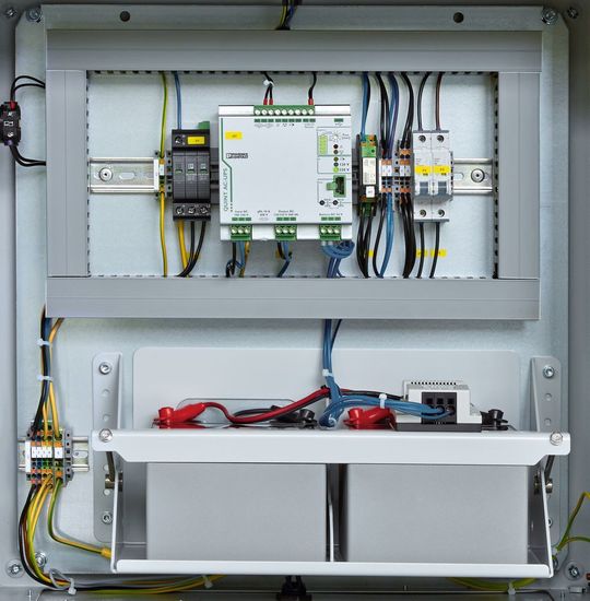 Die unterbrechungsfreie Stromversorgung (USV) Quint AC UPS ist zentraler Bestandteil eines vorkonfektionierten Schaltschranks
