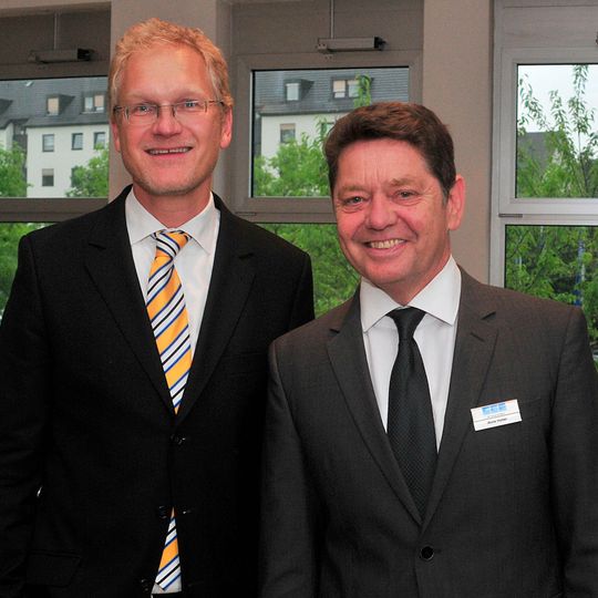 Reinhard Kolke (li.), Leiter des ADAC-Technikzentrums in Landsberg am Lech und Alois Huber, Obermeister der Kfz-Innung Schwaben.