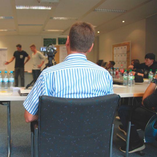 Kommt ein Kunde in die Werkstatt – Übung im Rhetorik-Kurs. Kommt ein Kunde in die Werkstatt – Übung im Rhetorik-Kurs.