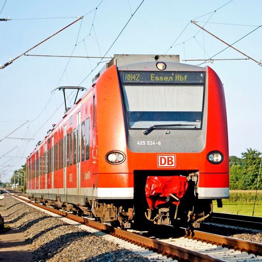 Instandhaltung effizienter gestalten, das ist das Ziel der Deutschen Bahn (DB). Deswegen fertigt das Unternehmen Ersatzteile für seine Züge nun verstärkt additiv. Bereits 1000 Teile aus dem 3D-Drucker wurden in den Fahrzeugen der DB verbaut. Bis Ende 2018 soll diese Zahl auf 15.000 Stück anwachsen. Instandhaltung effizienter gestalten, das ist das Ziel der Deutschen Bahn (DB). Deswegen fertigt das Unternehmen Ersatzteile für seine Züge nun verstärkt additiv. Bereits 1000 Teile aus dem 3D-Drucker wurden in den Fahrzeugen der DB verbaut. Bis Ende 2018 soll diese Zahl auf 15.000 Stück anwachsen.