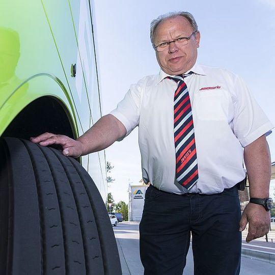 Vertraut auf das Conti-Pressurecheck-System: Dieter Harder, Technikleiter bei Joost´s Ostsee Express. Vertraut auf das Conti-Pressurecheck-System: Dieter Harder, Technikleiter bei Joost´s Ostsee Express.
