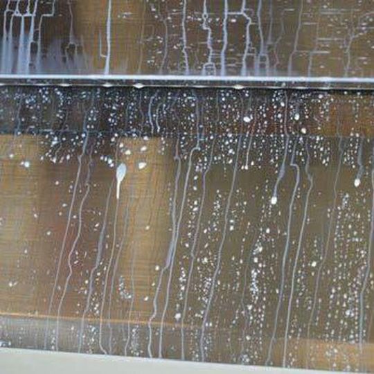 Prallblech unter Verwendung des Hochleistungskühlschmierstoffes Zubora 65 H Ultra von Zeller + Gmelin: Das Ablaufvermögen ist laut Bosch Rexroth deutlich besser als beim Vorgänger-KSS. Die durchschnittlichen Standzeiten soll sich damit auf bis zu 75 Wochen erhöht haben. Prallblech unter Verwendung des Hochleistungskühlschmierstoffes Zubora 65 H Ultra von Zeller + Gmelin: Das Ablaufvermögen ist laut Bosch Rexroth deutlich besser als beim Vorgänger-KSS. Die durchschnittlichen Standzeiten soll sich damit auf bis zu 75 Wochen erhöht haben.