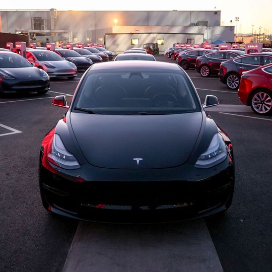 Schwache Bremsleistung, starke Reichweite – der Consumer-Reports-Test zeigt die Stärken und Schwächen des Tesla Model 3 auf. Schwache Bremsleistung, starke Reichweite – der Consumer-Reports-Test zeigt die Stärken und Schwächen des Tesla Model 3 auf.