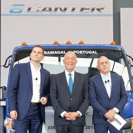 Posieren zum Produktionsstart des E-Canter (v.l.): Marc Llistosella (Präsident & CEO Mitsubishi Fuso Truck and Bus Corporation), Marcelo Rebelo de Sousa (Präsident der portugiesischen Republik) und Jorge Rosa (Leiter des Werks Tramagal). Posieren zum Produktionsstart des E-Canter (v.l.): Marc Llistosella (Präsident & CEO Mitsubishi Fuso Truck and Bus Corporation), Marcelo Rebelo de Sousa (Präsident der portugiesischen Republik) und Jorge Rosa (Leiter des Werks Tramagal).