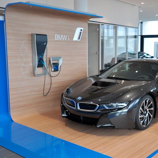 Die Präsentationsfläche für die i-Modelle könnte künftig in deutlich mehr BMW-Autohäusern zu sehen sein. Die Präsentationsfläche für die i-Modelle könnte künftig in deutlich mehr BMW-Autohäusern zu sehen sein.