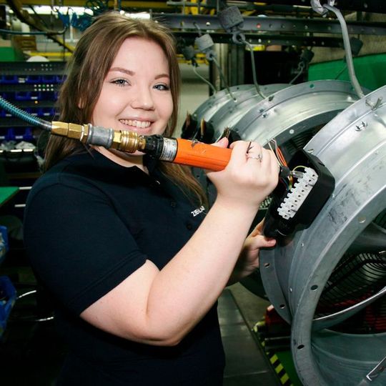 Die Produktion bei Ziehl-Abegg läuft in allen Werken auf Hochtouren. Besonders gefragt sind moderne, energiesparende Ventilatoren. Valentina Musolf ist Ferienarbeiterin bei Ziehl-Abegg in Schöntal-Bieringen. Die 22-Jährige befestigt die Drähte in Ventilatoren, bevor diese zum Funktionstest gehen. Gearbeitet wird zweischichtig, in manchen Bereichen sogar dreischichtig. Die Produktion bei Ziehl-Abegg läuft in allen Werken auf Hochtouren. Besonders gefragt sind moderne, energiesparende Ventilatoren. Valentina Musolf ist Ferienarbeiterin bei Ziehl-Abegg in Schöntal-Bieringen. Die 22-Jährige befestigt die Drähte in Ventilatoren, bevor diese zum Funktionstest gehen. Gearbeitet wird zweischichtig, in manchen Bereichen sogar dreischichtig.