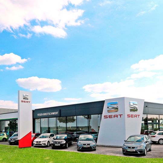 Drei Schauräume nach den aktuellen CI-Richtlinien der drei Volkswagen-Fabrikate hat die Feser-Graf-Gruppe innerhalb von neun Monaten auf dem Areal errichtet. Drei Schauräume nach den aktuellen CI-Richtlinien der drei Volkswagen-Fabrikate hat die Feser-Graf-Gruppe innerhalb von neun Monaten auf dem Areal errichtet.